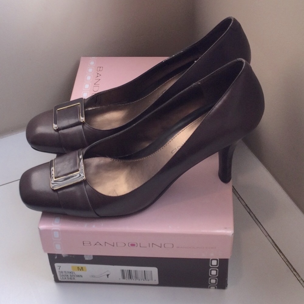 Bandolier Brown leather pump